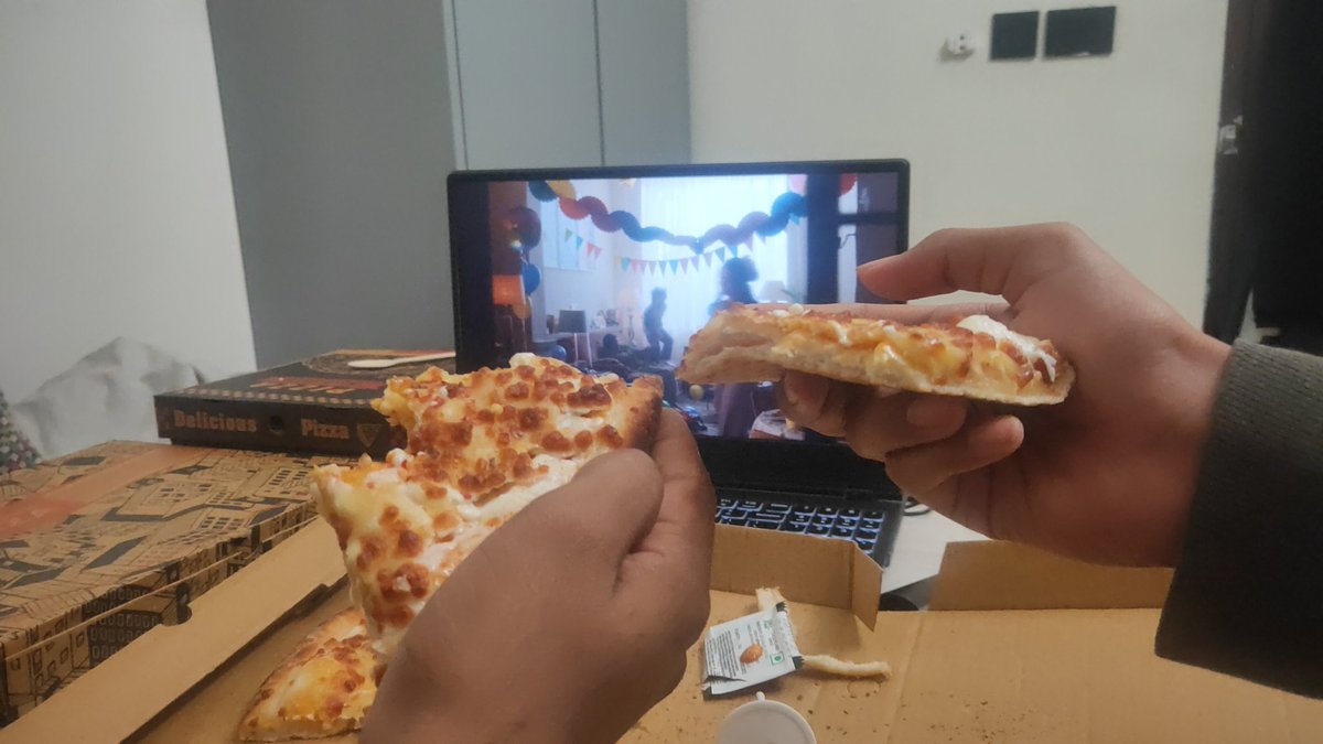 ShriyogSakhare's tweet photo. Gg @ronitlm10 &amp; @Sahilsagacious agr tum light chalu nahi karte toh Argentina match haar jati pakka! https://t.co/hAFN9tjQVr