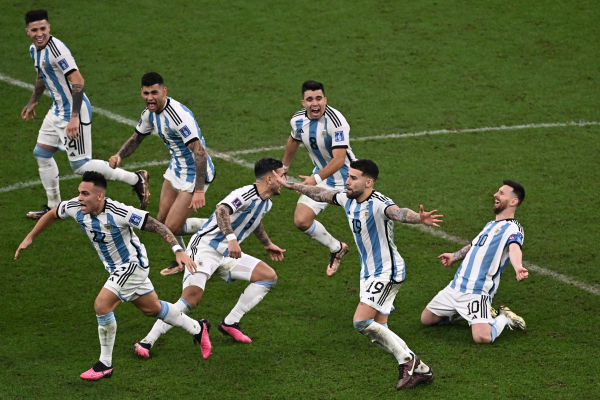 MirrorFootball's tweet photo. The moment 🇦🇷👑 

#FIFAWorldCup https://t.co/AyiV69WkL1