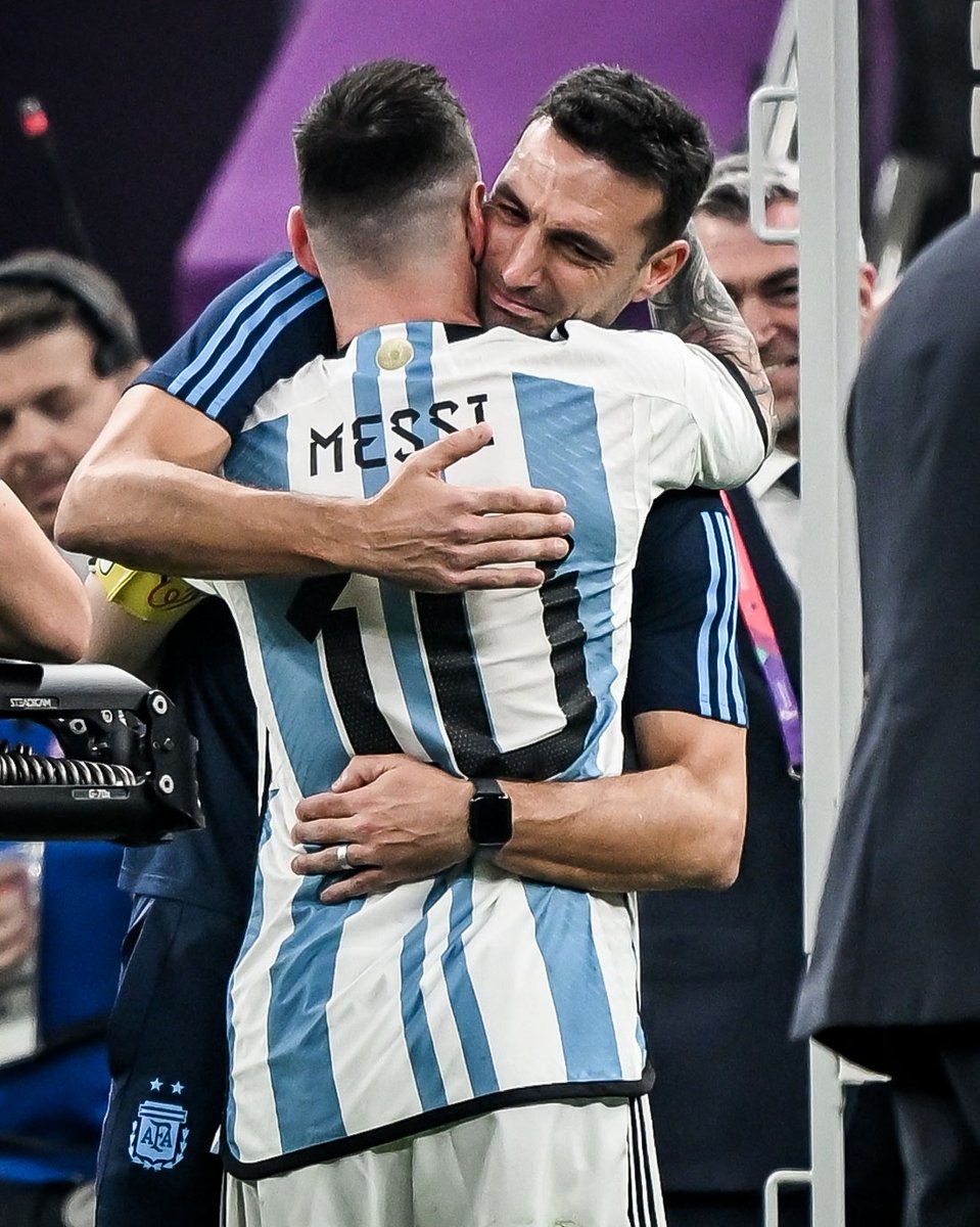 RuriBarlow's tweet photo. Lionel Scaloni basically got the Argentina job by accident. An assistant in 2018, the broke AFA promoted him temporarily after sacking Jorge Sampaoli.

Broke a 28-year trophy drought with the Copa America, then masterminds a first World Cup in 36 years. Increíble. https://t.co/JVWYkUJQAA