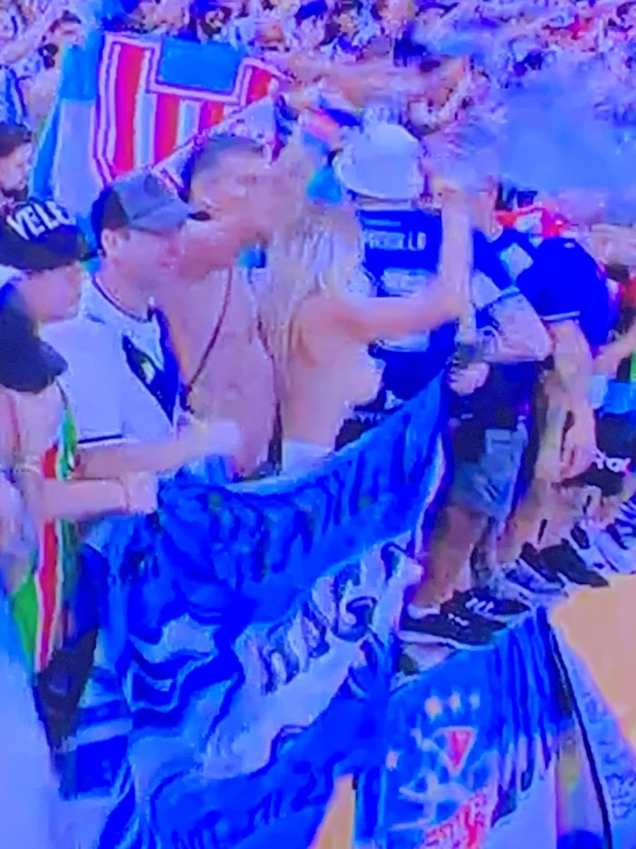 333Lewis's tweet image. #messi #worldcup #topless