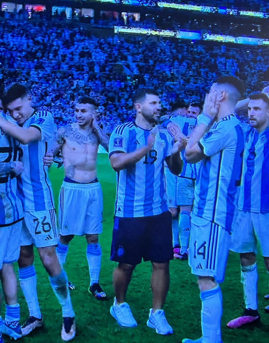 PeterCrouchPod's tweet photo. Agüero doing a John Terry https://t.co/JBNu0fFvcY