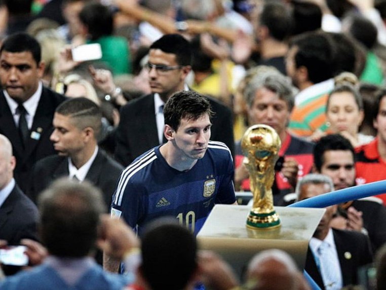 Artık Onunda Bir Dünya Kupası Var!

Lionel Messi, dünya şampiyonu.

#FIFAWorldCup