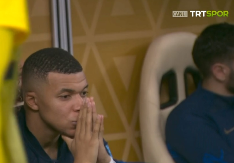 * 23 yaşında 2. Dünya Kupası finaline çıktı. 
* Hat trick yaptı. 
* Her şeyini ortaya koydu. 
* Pes etmedi. 
* Savaştı. 
* Olmadı ama saygıyı fazlasıyla hak etti. #Mbappe 🇫🇷 (TRT Spor)