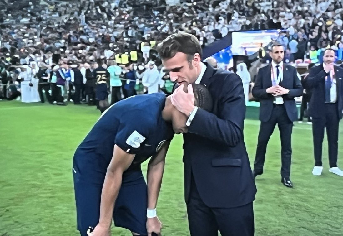 💔 Au bout du suspense, la tristesse. Nos Bleus ont su relever la tête pour nous offrir une finale de légende. Bravo à eux, bravo à l'Argentine et à Messi. Kylian, Hugo, Didier et toute l'équipe : séchez vos larmes, vous avez rendu fière la France 🇲🇫⚽💙
#FiersDetreBleus