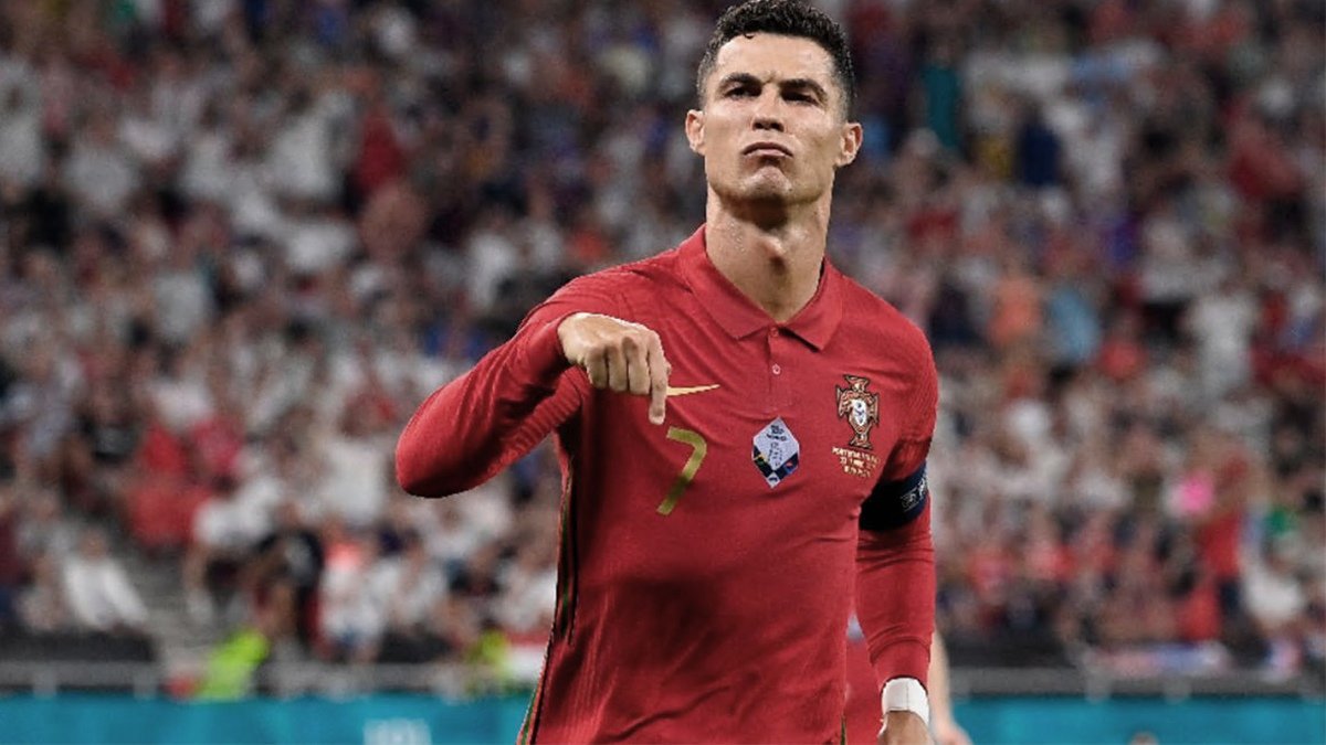KingRealMadrid5's tweet photo. @elchiringuitotv No ocupa mundiales regalados ni ayudas de la FIFA. Cristiano Ronaldo es y sera siempre el mejor jugador de la historia. 🇵🇹♥️ https://t.co/1tAWKNjllg
