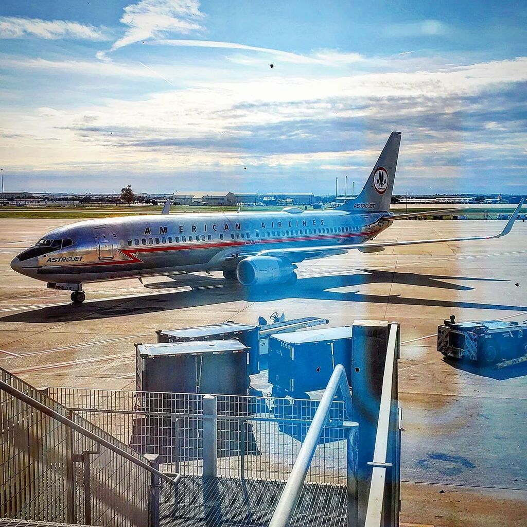 AlbesADV's tweet photo. That is a pretty cool vintage livery #americanairlines #airline #airliners #airplane https://t.co/gXBWdmlwag https://t.co/oQqJ2tz3s5