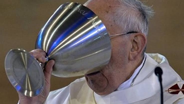 tlmota's tweet photo. enqt isso no vaticano https://t.co/KqIxs3BHuE