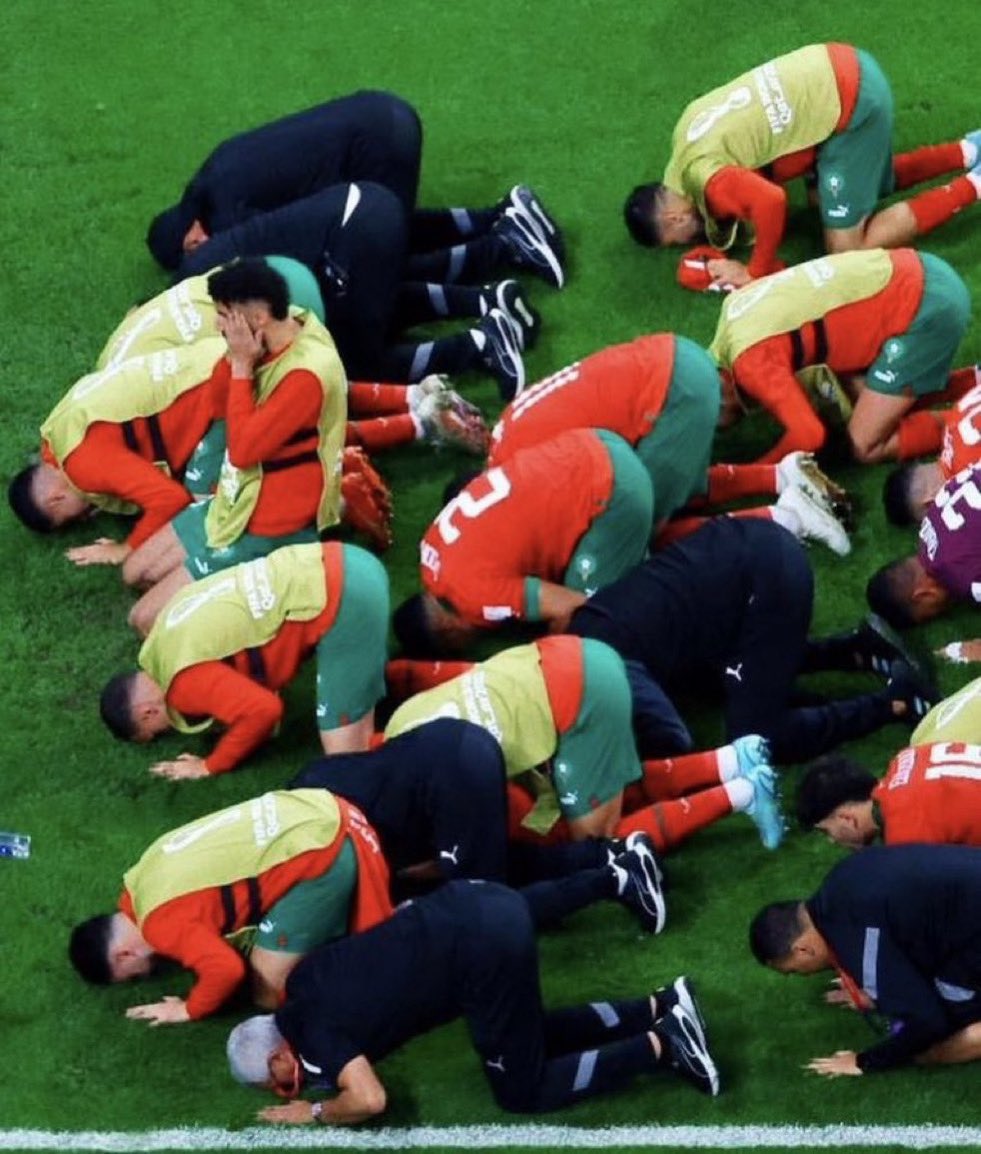 ughdiorr's tweet photo. Morocco going into sujud every time they win or loose THEY WON MY HEART THIS WORLD CUP https://t.co/gyg1HUdb2y