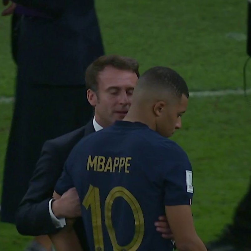 CanalplusFoot's tweet photo. Emmanuel Macron réconforte Kylian Mbappé à la fin d'#ARGFRA 🫂 https://t.co/2Lg4Iz3Imb