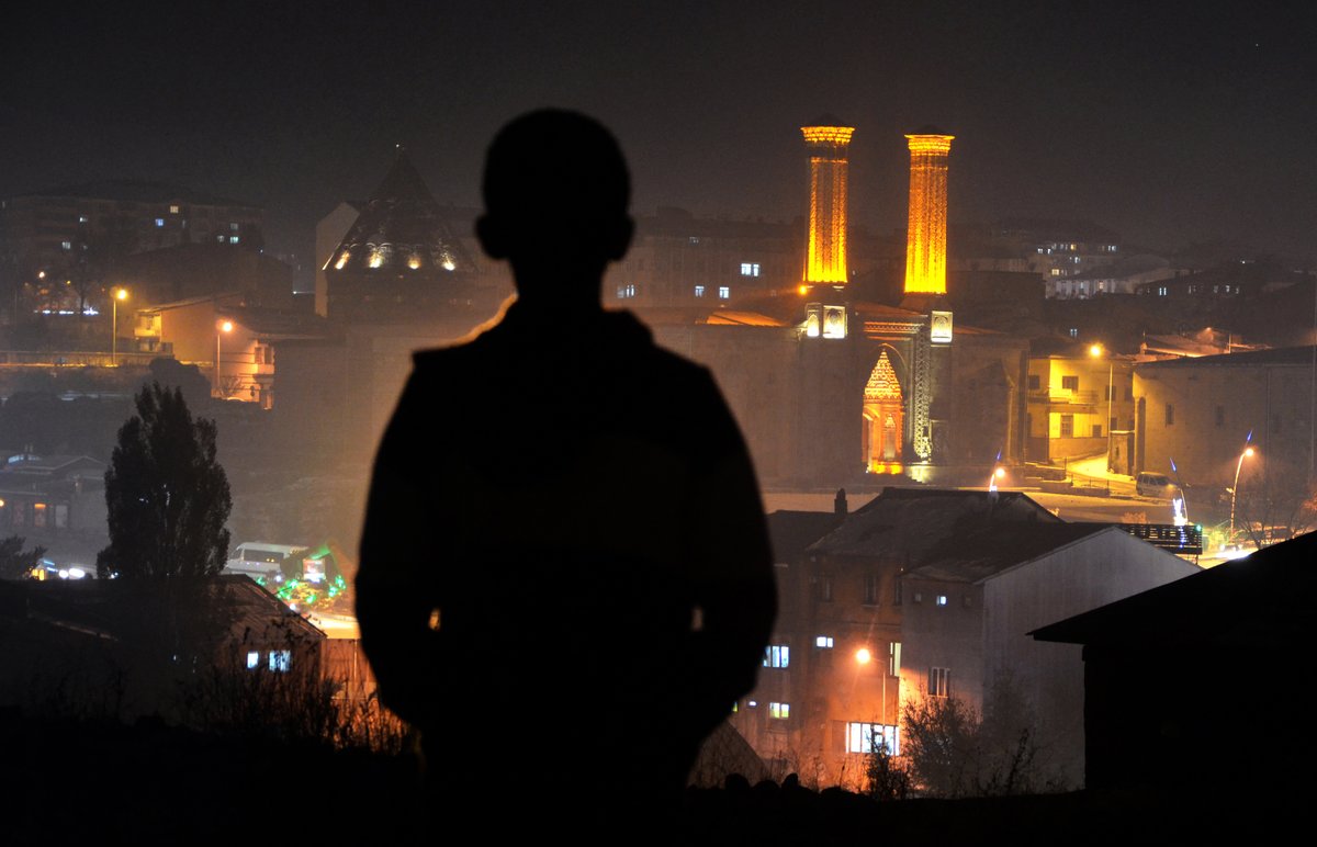 Ey içimdeki şehir...
Arafta kalmış bir hayatın ölümünü içer gibisin.
Oysa yayla avazım;
yüzümde asırlık öfkeler,
ellerimde bitmemiş şiirler,
bağrımda yanık türküler olsa da,
zaman akıp gider sessizce.
Sen, ben yaşıyorum sanırsın...

#Erzurum