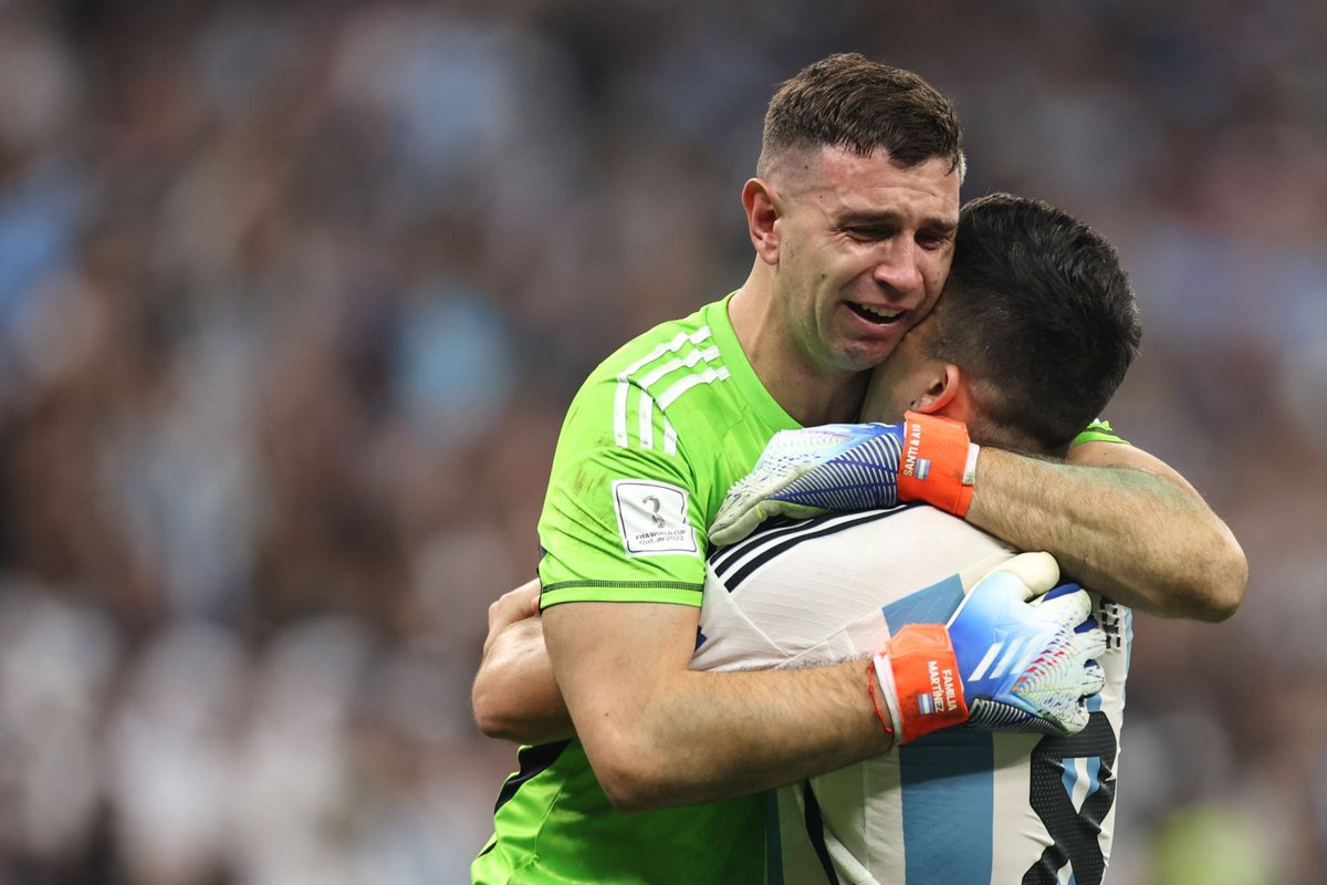 ARG4ARB's tweet photo. إيميليانو مارتينيز (2020) : "سأضحي بحياتي من أجل أن أرى ميسي يفوز بكأس العالم". https://t.co/ZNxRmxRCVL