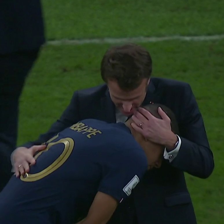 CanalplusFoot's tweet photo. Emmanuel Macron réconforte Kylian Mbappé à la fin d'#ARGFRA 🫂 https://t.co/2Lg4Iz3Imb