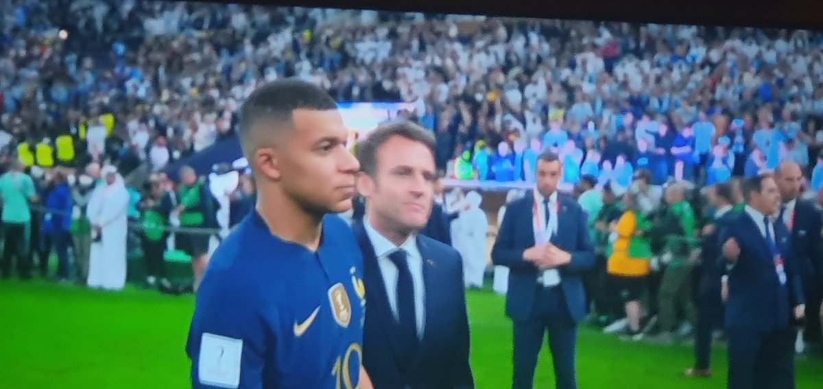 FilippoPitanga's tweet photo. Quem mais tem o privilégio de o presidente do país ir lá te consolar? Cadê o Tite nessa hora?🤣🤣
Mbappé ainda vai ser o melhor do mundo...mas precisa dessa lição de humildade e lembrar da ancestralidade do futebol pra não reproduzir opressão de colonizador que a França incute... https://t.co/yRJusryjpt