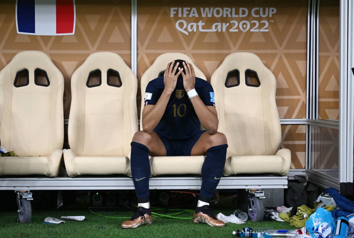 3mad_free7's tweet photo. لازم الصورة تكون في القائمة التاريخية 
صاحب اعظم اداء فردي في تاريخ نهائيات كاس العالم كيليان مبابي وحسرة الخسارة 💔 https://t.co/yy7rogsYaU