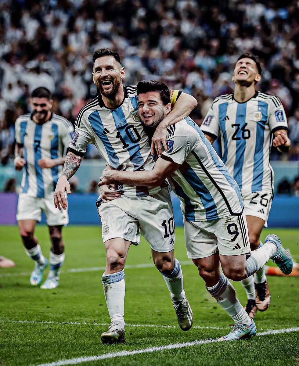 Lionel Messi. Kupa hakettiği ellerde. #argentina #Messi𓃵