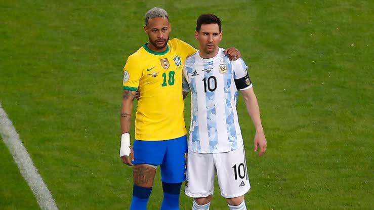 Priscillaphdl's tweet photo. Eu agora tô na torcida pra que Neymar não abandone a seleção. 

Que tenha motivação pra continuar.

Tem 30 anos. Ainda dá pra jogar mais uma copa em alto nível. 

Que seu amigo Messi, sirva de inspiração.  

#FicaNeymar https://t.co/lSvcWp1VcZ