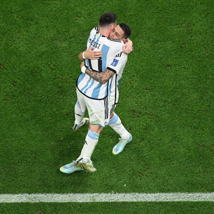 FaktaSepakbola's tweet photo. Kata-kata tidak dapat menggambarkan besarnya kegembiraan yang dibawa Messi ke dalam kehidupan jutaan orang di seluruh dunia. The little boy from Rosario akhirnya mencapai impian terbesarnya di Piala Dunia terakhirnya. Menjadi Juara Dunia bersama Argentina.🇦🇷🥹

#FIFAWorldCup https://t.co/ttLoXF0AnP