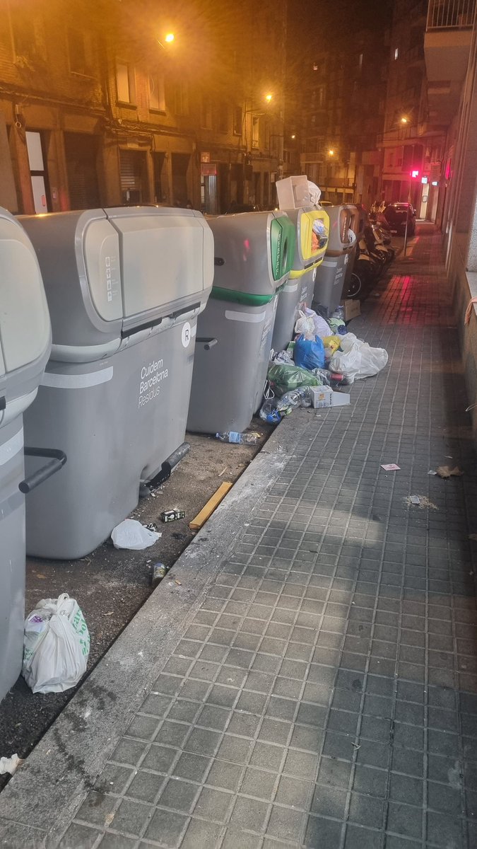 fullequipator's tweet photo. @bcn_ajuntament 2n dia que no es recull ni el reciclatge ni el rebuig... Em podríeu explicar pq? https://t.co/cSH0cVqlxP