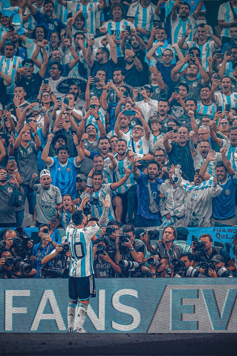 Tenía que ser a la ÉPICA, como el D10S del fútbol que reina en el Mundo. El Diego estará muy orgulloso de dejar su legado al que es AHORA SÍ, el MEJOR JUGADOR DE LA HISTORIA, el que ha llevado a #ARG a ganar su TERCERA ESTRELLA en la mejor final de una #FIFAWorldCup nunca vista.