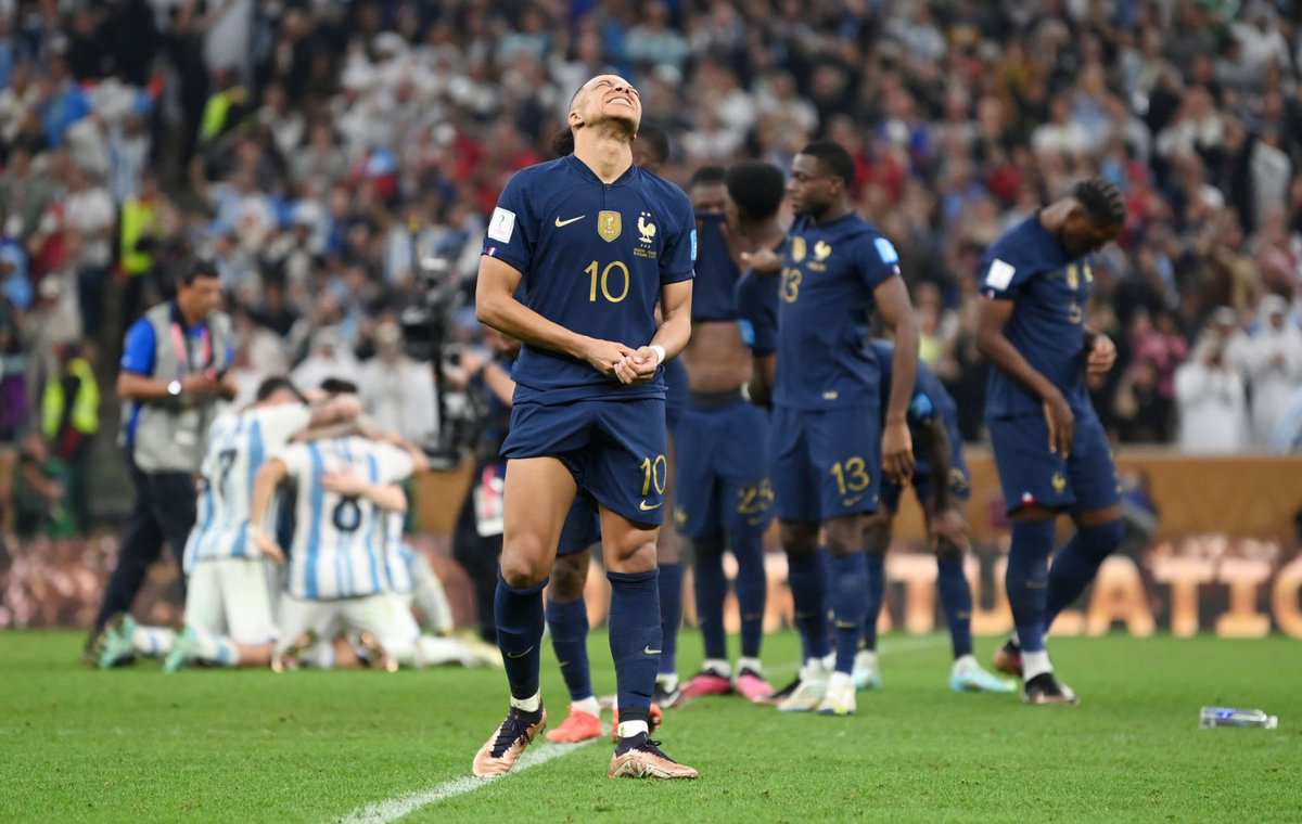 SiaranBolaLive's tweet photo. Negara yang pernah 2x masuk Final Piala Dunia berturut-turut:

Italia 🇮🇹
1934 Juara🏆
1938 Juara🏆

Brazil 🇧🇷
1958 Juara🏆
1962 Juara🏆
&amp;
1994 Juara🏆
1998 Runner Up🥈

Argentina 🇦🇷
1986 Juara🏆
1990 Runner Up🥈

Prancis 🇫🇷
2018 Juara🏆
2022 Runner Up 🥈

BTW RESPECT PRANCIS 🙌🫡 https://t.co/VM5Yj3Jnk3