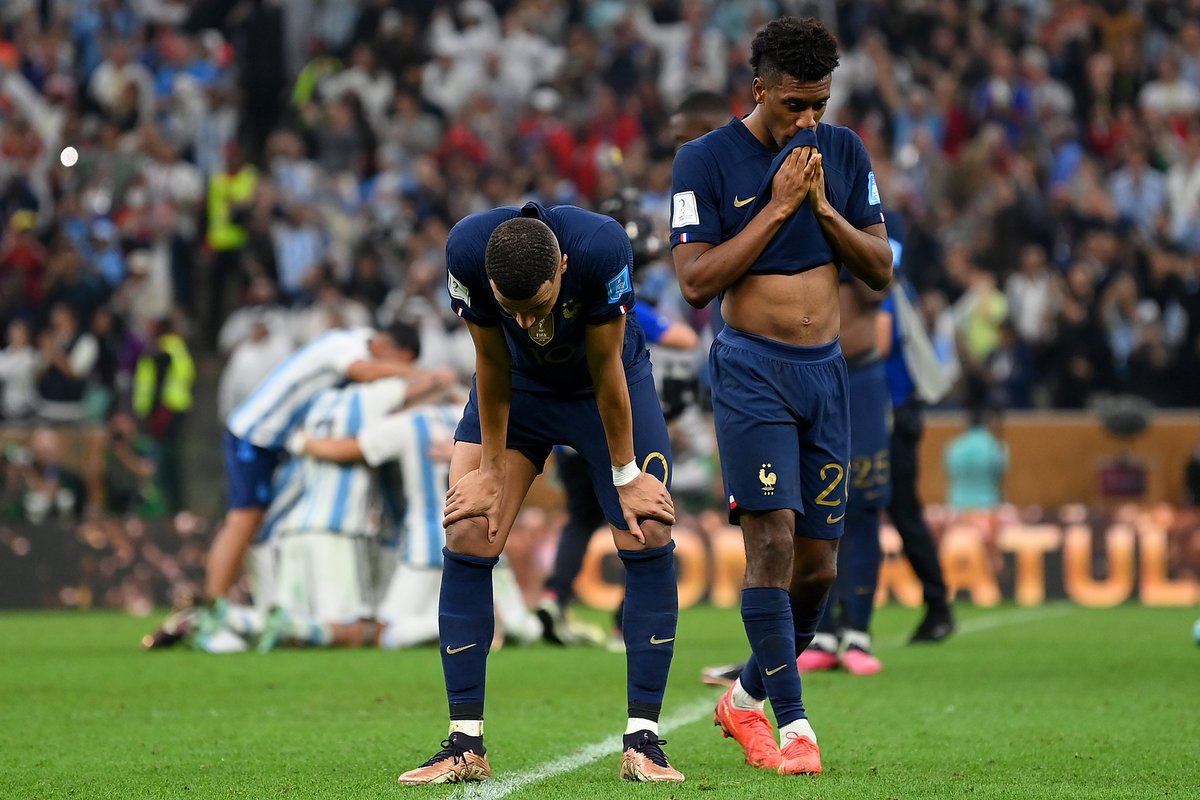 SiaranBolaLive's tweet photo. Negara yang pernah 2x masuk Final Piala Dunia berturut-turut:

Italia 🇮🇹
1934 Juara🏆
1938 Juara🏆

Brazil 🇧🇷
1958 Juara🏆
1962 Juara🏆
&amp;
1994 Juara🏆
1998 Runner Up🥈

Argentina 🇦🇷
1986 Juara🏆
1990 Runner Up🥈

Prancis 🇫🇷
2018 Juara🏆
2022 Runner Up 🥈

BTW RESPECT PRANCIS 🙌🫡 https://t.co/VM5Yj3Jnk3