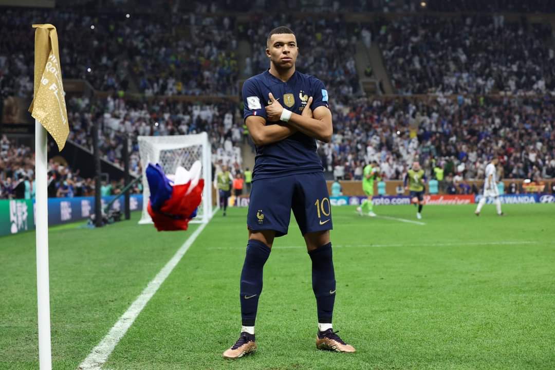 ✅ Hat-trick in World Cup final
✅ Golden Boot winner
✅ 12 World Cup goals
✅ Same amount as Pele (12)

Kylian Mbappe didn't deserve to be on the losing side today. 

An absolute superstar ❤️