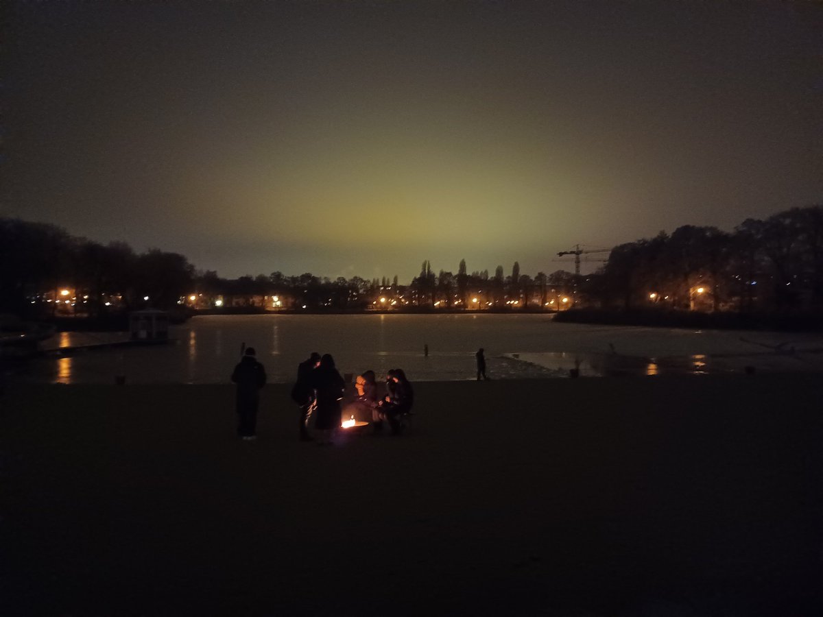 sterntaler1970's tweet photo. Einer der schönsten Weihnachtsmärkte in Berlin ist an den Adventswochenenden der am Orankesee gewesen. Organisiert vom Förderverein Orankesee, danke. #Weihnachtsmarkt #Berlin #orankesee #Food #fördervereinOrankesee #Hohenschönhausen #Advent https://t.co/uWtpX3tLNl