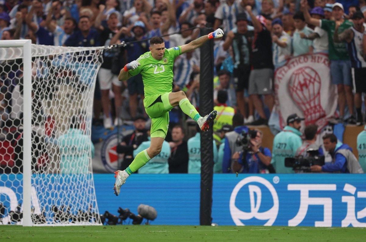 RobertoBonafont's tweet photo. Damián Emiliano "Dibu" Martínez... Una actuación impecable lo consagró como el mejor arquero del Mundial #Qatar2022 #ArgentinaCampeón https://t.co/R2dIvnaKlF