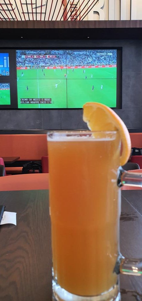 ErickCB91's tweet photo. Aquí me tocó ver a Argentina campeón del mundo. El Hat-trick de Mbappé, que parecía que si, pero siempre no. Los penales que ya parece son más una cualidad del portero que del cobrador. Todo justo antes de abordar el avión... y neta, no lo planeé así... https://t.co/h28jFZs1Nk