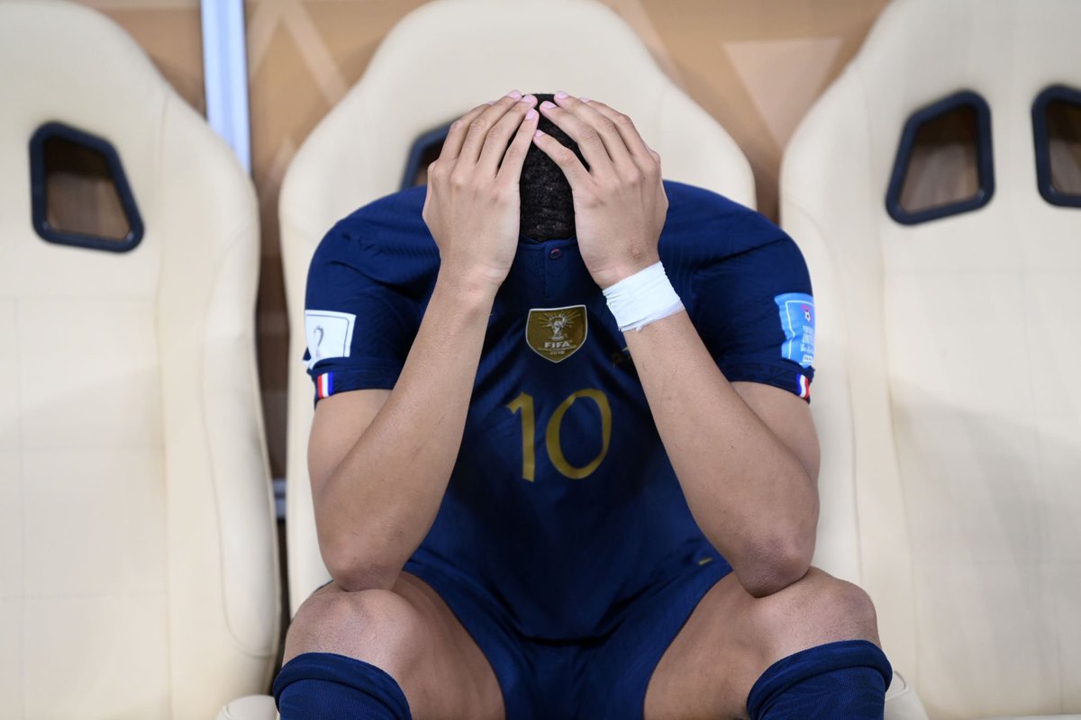 مبابي لاعب ظاهرة ممكن خسر اليوم لكن بشكل عام صاحب شخصية مذهله قوي على كافة المستويات تحبه ولا تكرهه لازم تحترمه وتقدر الي سواه