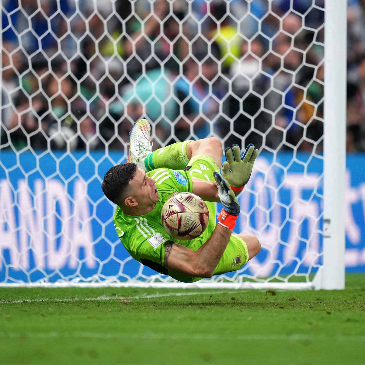 giraltpablo's tweet image. Disculpen, niños, los monstruos sí existen.