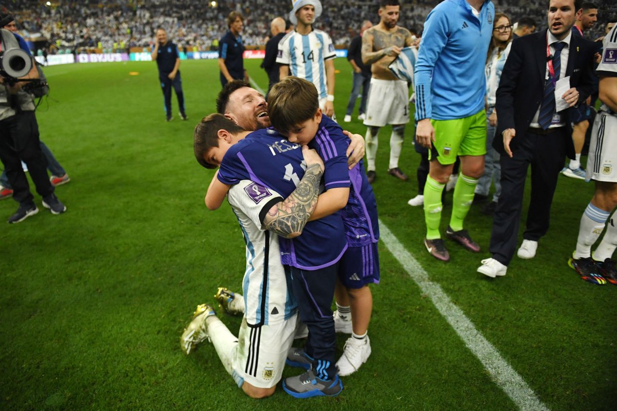Footballtweet's tweet photo. Hugs all round. 

#ARG | #FIFAWorldCup https://t.co/4FRaeJ8fMV