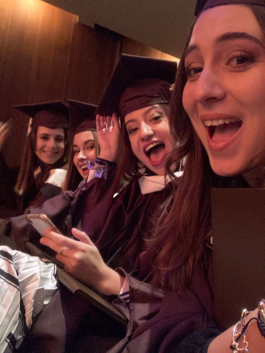 Andreavazquez38's tweet photo. 2 years later… 🎓🏠 https://t.co/GUWtQXnGjl