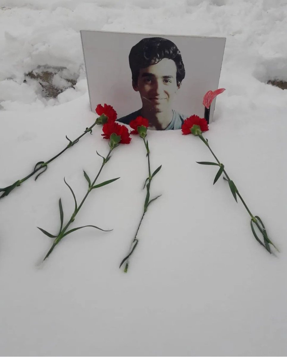 Burakony06's tweet photo. Adalet cübbesini, giymeye tenezzül etmiyor hakimler...
#umutasesol 
#susmayacagız https://t.co/0GzZZaUQR3