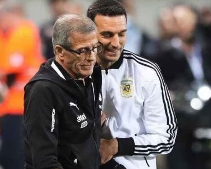 VeronicaRF1212's tweet photo. Este SEÑOR tenía como referente al Maestro.
Scaloni fue a saludar al Maestro y El Maestro le dijo: "A Usted, cuando le digan que no tiene experiencia, conteste que tuvo vivencias a lo largo de 25 años de carrera"
Esto recuerda siempre Lionel Scaloni.
🇺🇾🇦🇷❤️🏆 https://t.co/e6ZvVgiPHc
