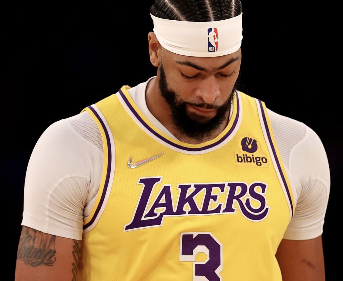 LAKERFANATICS's tweet photo. According to @wojespn, Anthony Davis is expected to miss multiple weeks and will undergo more evaluation. https://t.co/kxHkUgNiwd