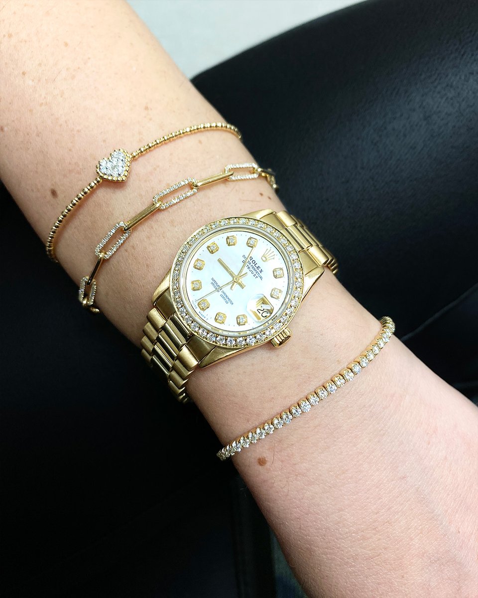DiamondsGenesis's tweet image. Yellow gold and Rolex always make an outfit better 🌟

#genesisdiamonds #rolex #wriststack #yellowgold #diamonds #giftsforher #nashville #louisville #cincinnati