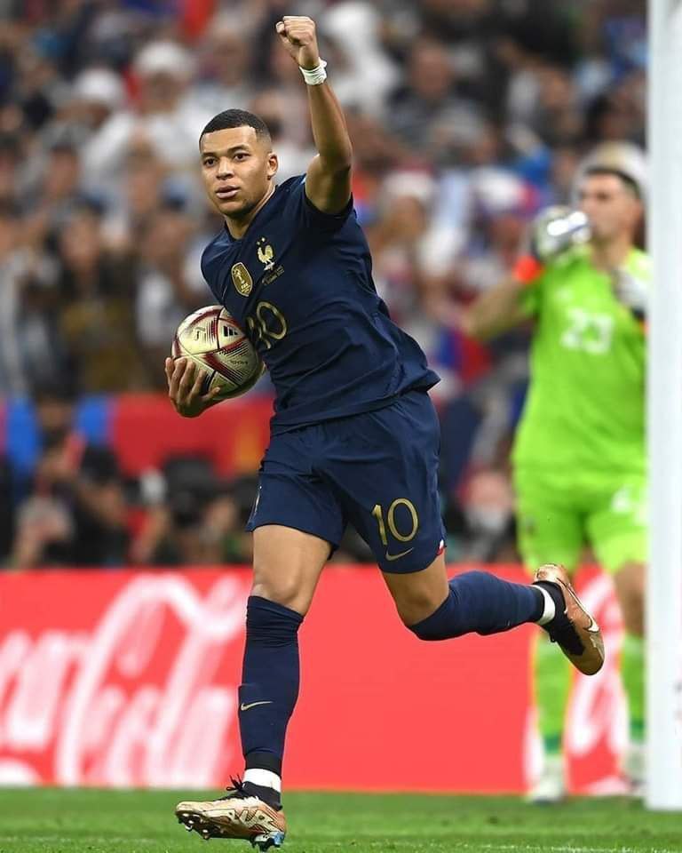 Akhil_Bhu's tweet photo. अकेला लड़ा .. अंत तक लड़ा ♥️
#Mbappe https://t.co/mg0AE2YxoW