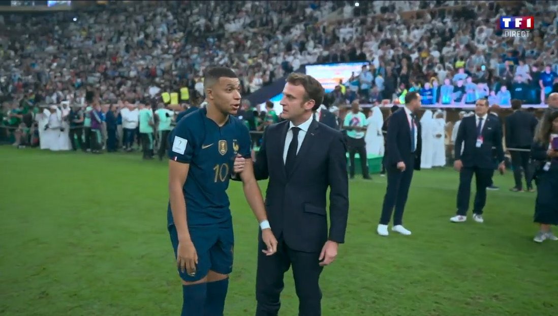 Sur la photo, il y a deux numéros 10 
Kyllian #Mbappé 10 ⚽️x3 en finale 
Emmanuel #Macron 10 x 49.3 à l’assemblée 🏛 
#ARGFRA