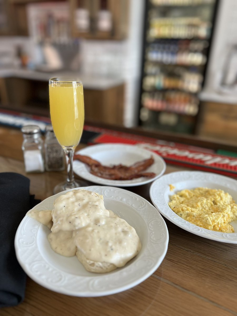 FacesSemo's tweet photo. Happy Sunday!  Biscuits &amp; gravy, cheesy scrambled eggs, bacon and Mimosas!  T-Ravs is delicious!!☀️ https://t.co/5EVijxB1EW