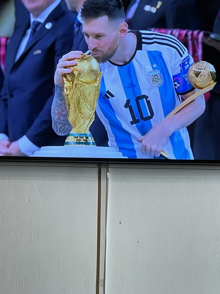 Belblueza's tweet photo. No lo pudo evitar… #teamamosMessi #FIFAWorldCup #ArgentinaVsFrance #SeleccionArgentina  #Messi #ArgentinaCampeón #WorldCup ❤️❤️❤️ https://t.co/lxvosxJnbq
