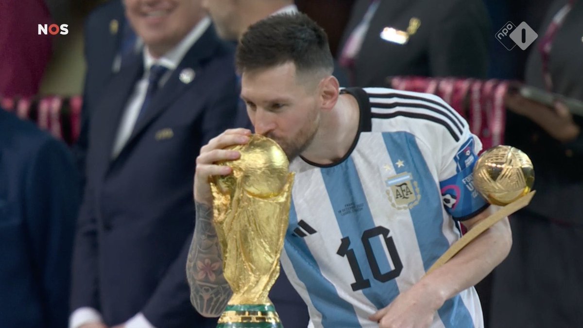 epikmessianlari's tweet photo. Lionel Messi dünya kupasını öpüyor.

Sonunda şu görüntüyü gördük.. https://t.co/4NVoiaI1QB