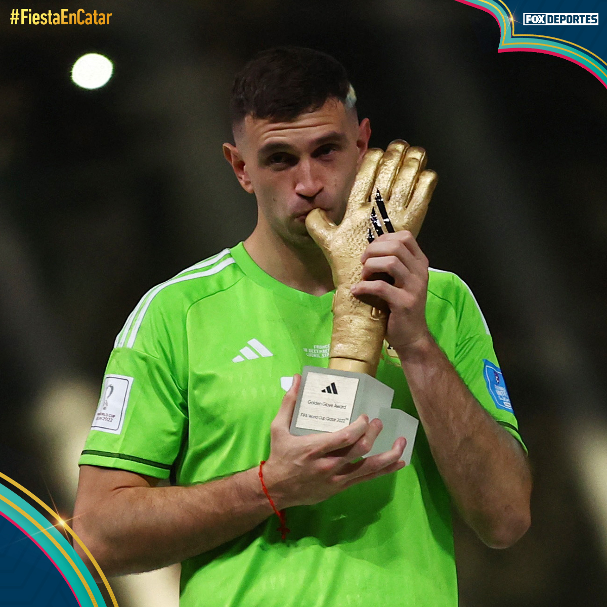 FOXDeportes's tweet photo. Emiliano 'Dibu' Martínez, ¡el mejor portero del Mundial! ✋ #FiestaEnCatar #ARG https://t.co/Jf9NCGy3cy