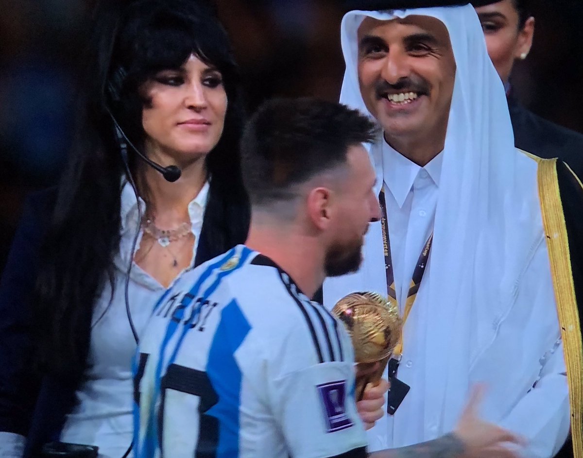 Nice to see Noel Fielding giving out the prizes. #WorldCup #GreatBritishBakeOff