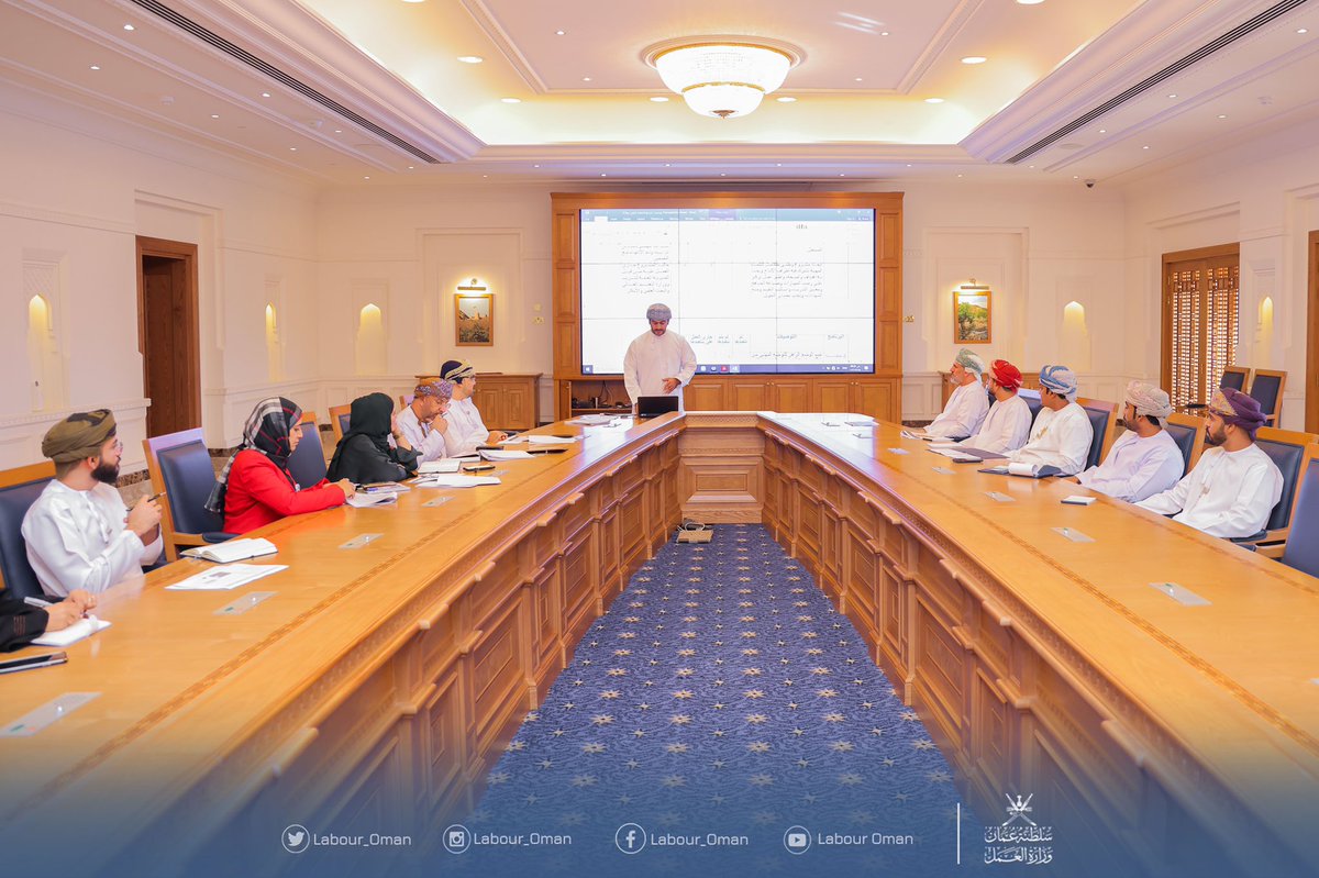 عقدت #وزارة_العمل الاجتماع الأول للجنة العمل اللائق برئاسة مستشار الوزير لتنمية الموارد البشرية وبحضور ممثلي أطراف الإنتاج الثلاثة من الوزارة و@chamber_oman و <a href="/gfow_om/">الاتحاد العام للعمال</a>