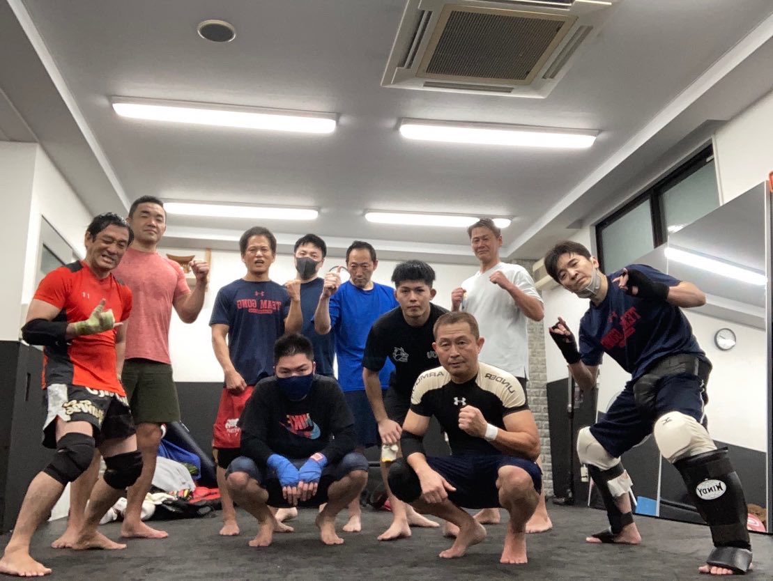 H87toshi's tweet photo. 今日は10名。新規の方が2名参加です。怪我に気を付けながらマススパーとミットを中心に楽しんでいます。
次回は来週25日(日)16時からです。
#松本道場
#kicktowin
#レンタルスペースADA
#品川キックボクシング https://t.co/pGbImIYpGd