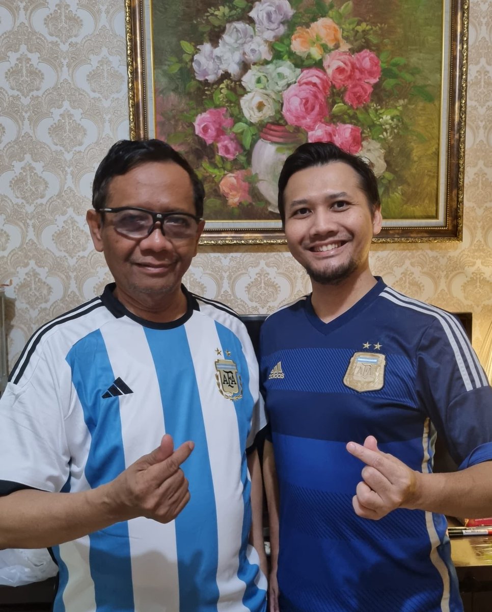 mohmahfudmd's tweet photo. Bersama anak dr. Ikhwan dan cucu Irada. Siap-siap menunggu saat penentuan, siapa yang akan membawa trofi Piala Dunia 2022; Argentina atau Peranciskah? Hati berharap agar Argentina yg menang, tapi pikiran mengakalkulasi bhw Perancis sedikit lbh unggul. Sebentar lg akan ditentukan. https://t.co/YfD3PSW10J
