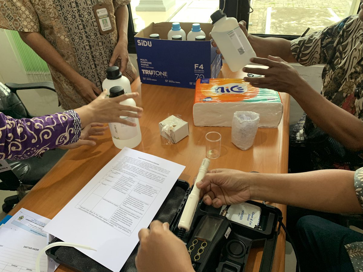 ESDM_SMGDemak's tweet photo. Sosialisasi kalibrasi alat pengukur suhu, ph, tds, konduktivitas oleh Laboratorium ESDM Provinsi Jawa Tengah di Cabang Dinas ESDM Wilayah Semarang Demak
@ESDMJateng @provjateng 
#sosialisasi #kalibrasi #esdmjateng #sobatesdm #jatenggayeng #cabdinesdmsemarangdemak https://t.co/t6tmhW6ZMU