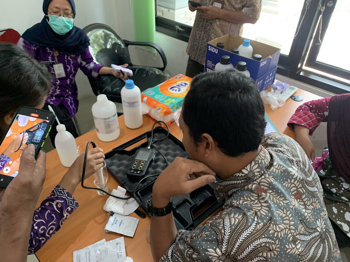 ESDM_SMGDemak's tweet photo. Sosialisasi kalibrasi alat pengukur suhu, ph, tds, konduktivitas oleh Laboratorium ESDM Provinsi Jawa Tengah di Cabang Dinas ESDM Wilayah Semarang Demak
@ESDMJateng @provjateng 
#sosialisasi #kalibrasi #esdmjateng #sobatesdm #jatenggayeng #cabdinesdmsemarangdemak https://t.co/t6tmhW6ZMU