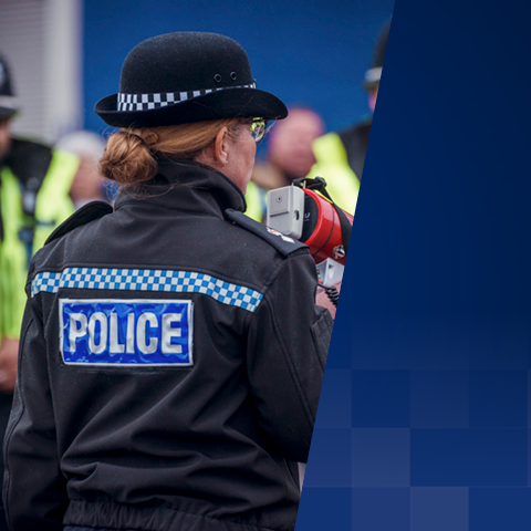 Unfortunately we are still receiving reports today of people playing on frozen bodies of water in both #Doncaster and #Rotherham.

The advice is clear – don’t play or walk on ice, it can have fatal consequences.

If someone enters the water don't go in after them, call 999 📞